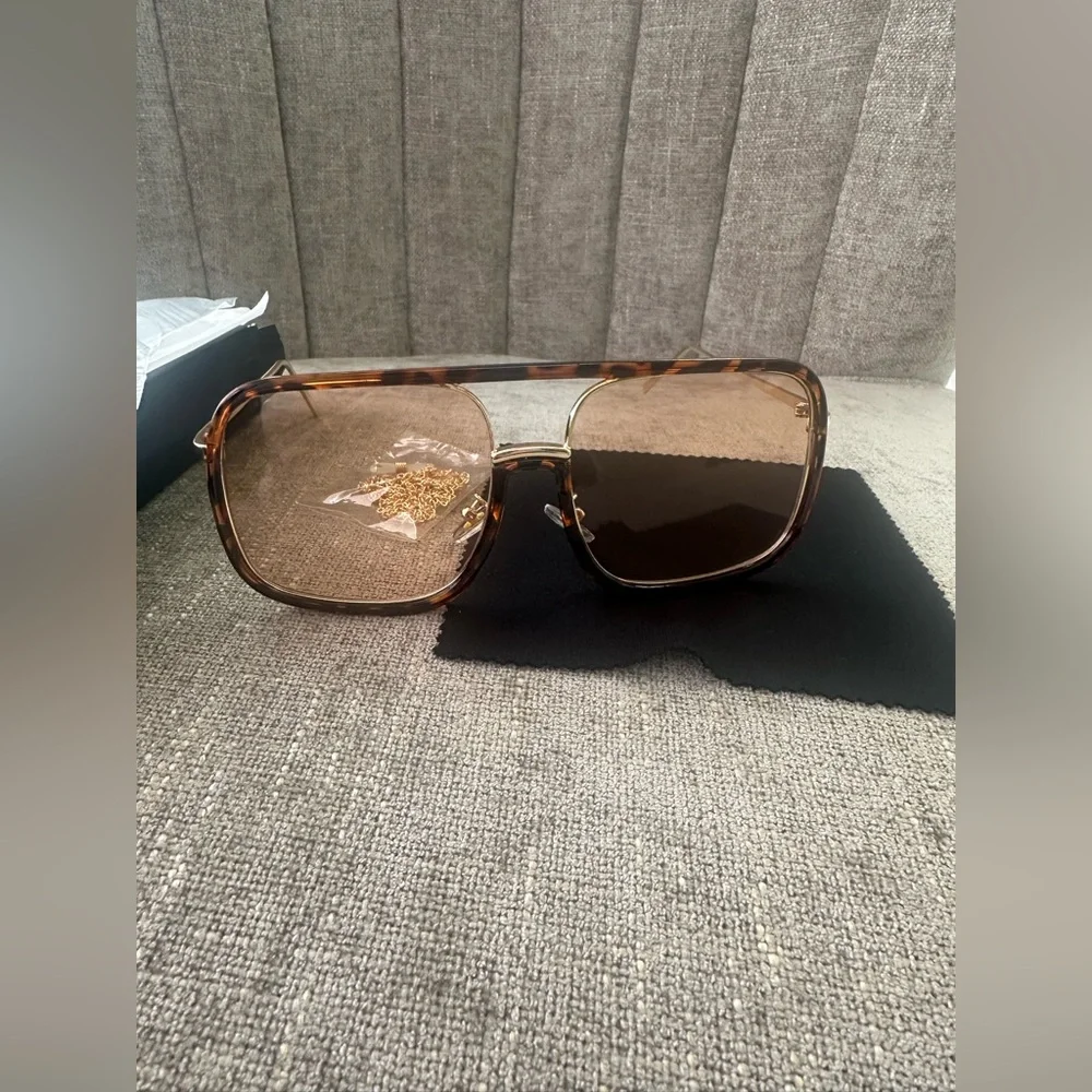 NIP Leopard Square Oversized Sunglasses W/Chain - Picture 4 of 6